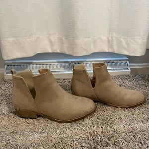 Womens beige ankle booties size 9